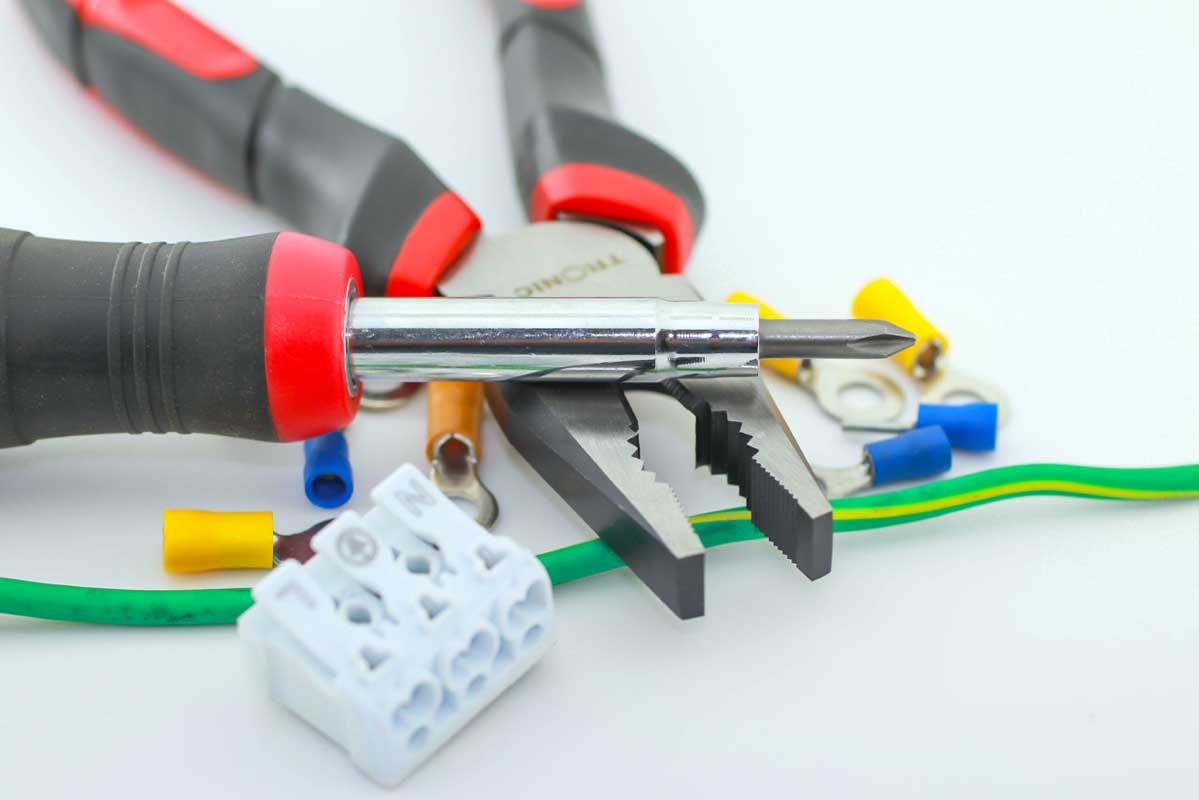 Detalle de cableado y mecanismos eléctricos certificados
