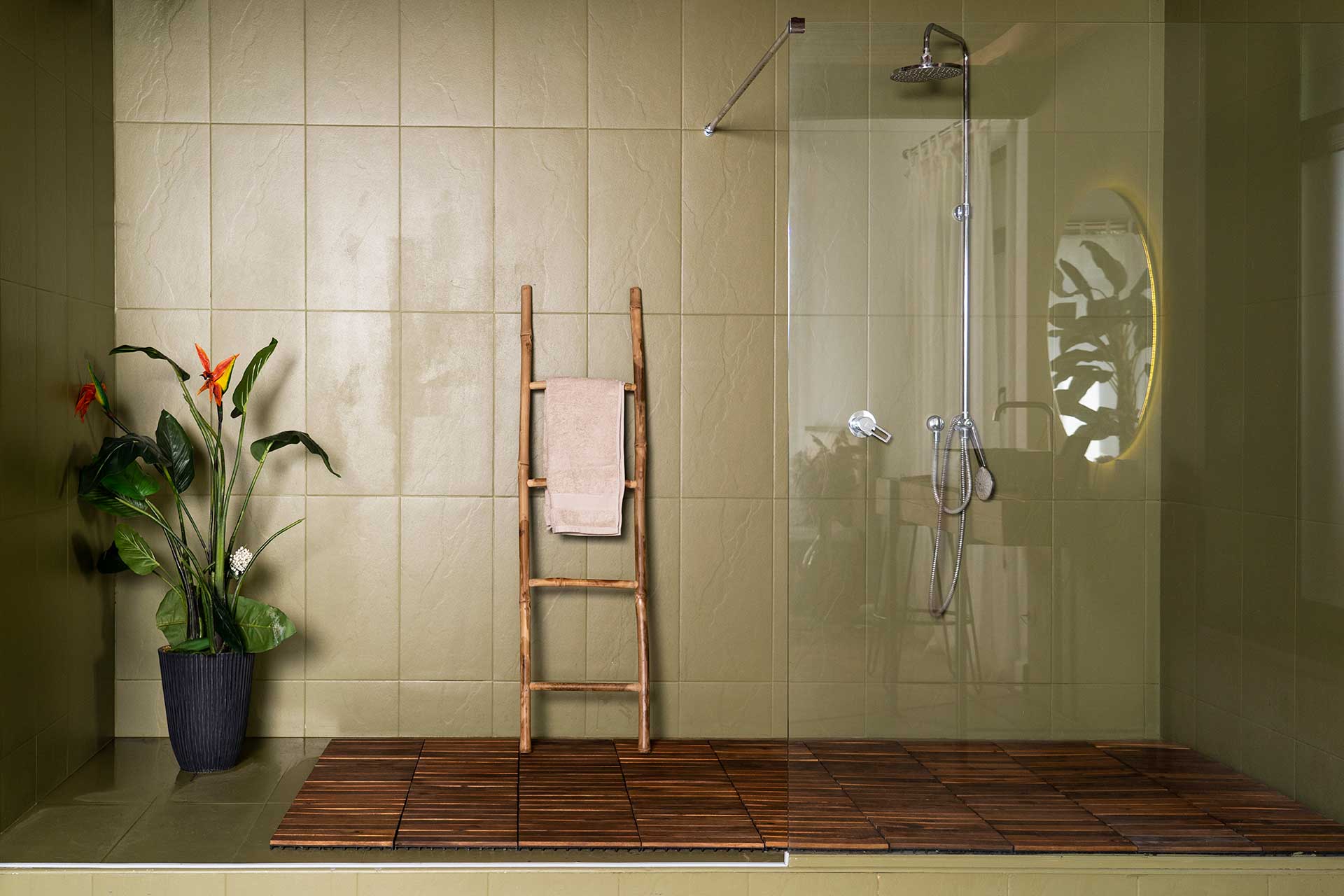 Baño moderno con ducha de obra
