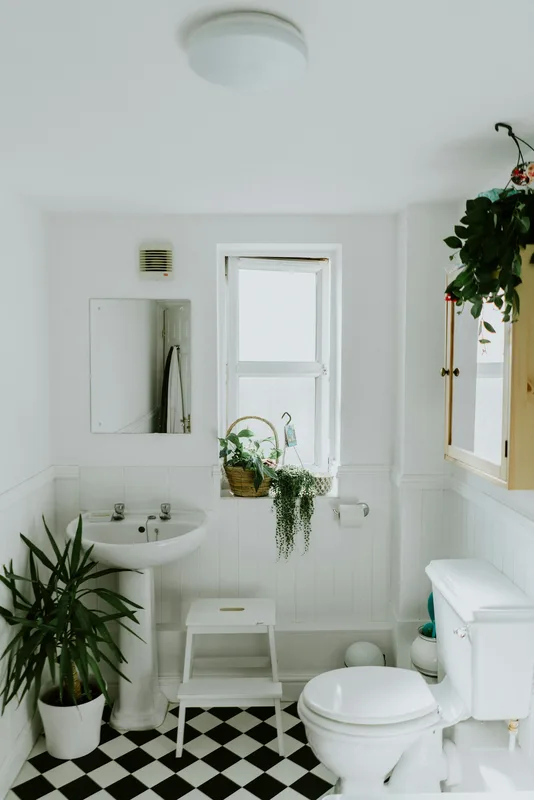 Baño con plato de ducha y mampara de cristal