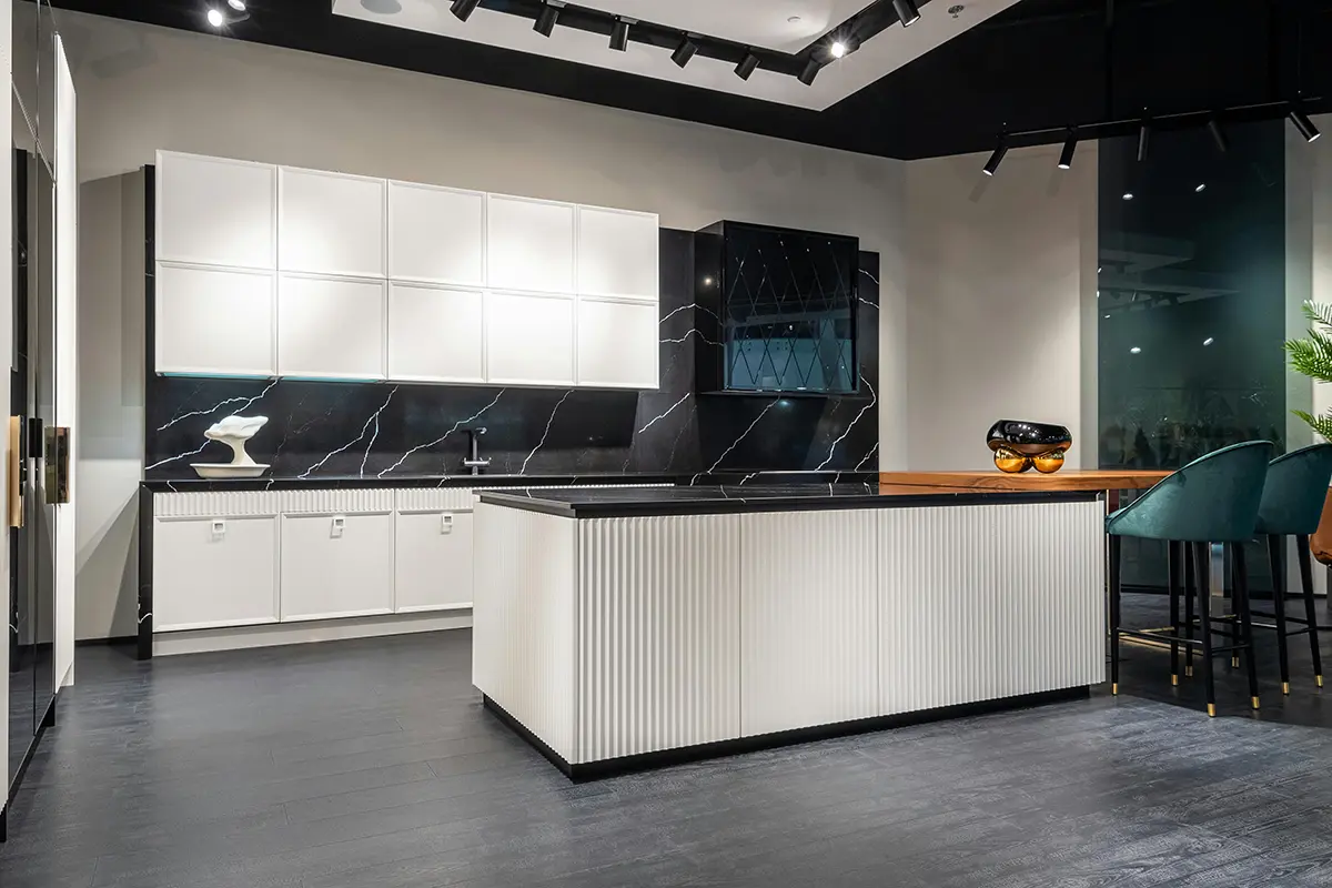 Cocina con encimera de calidad y armarios completos